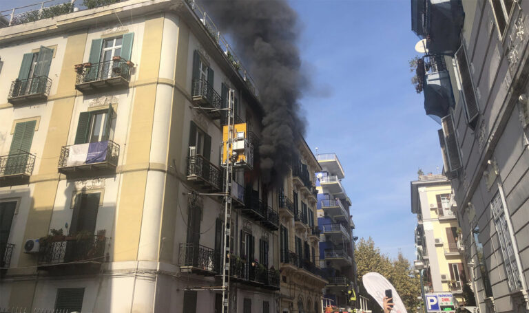 Un incendio in un appartamento paralizza le strade del Vomero. I pompieri stanno spegnendo le fiamme dall’esterno