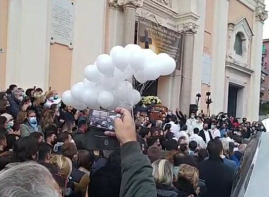 Un lungo applauso in Piazza San Ciro, a Portici, ha salutato le salme di Giuseppe Fusella e Tullio Pagliaro, i due giovani uccisi