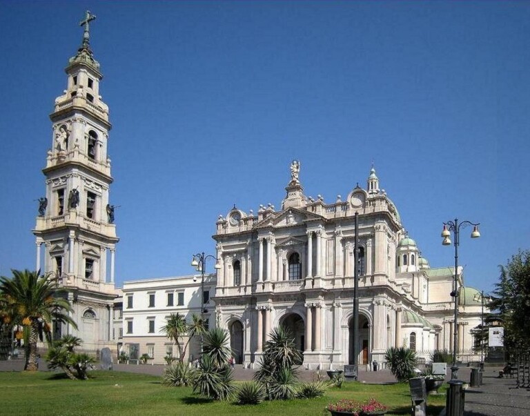 Stasera, davanti alla facciata del Santuario di Pompei luogo religioso dedicato alla pace si terrà un momento di preghiera per l'Ucraina