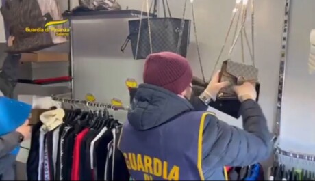 La Guardia di Finanza di Salerno ha eseguito il sequestro di oltre 2mila prodotti tra capi di abbigliamento ed accessori