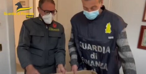 La Guardia di Finanza di Napoli ha sottoposto a sequestro, in un grande magazzino di Barano di Ischia (Napoli), 487 confezioni di tamponi