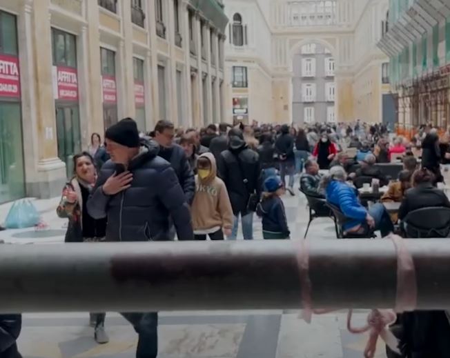 Alla mercé di vandali e incivili, in balia di bande di giovani e giovanissimi che inscenano gare sui monopattini elettrici e tornei di calcio