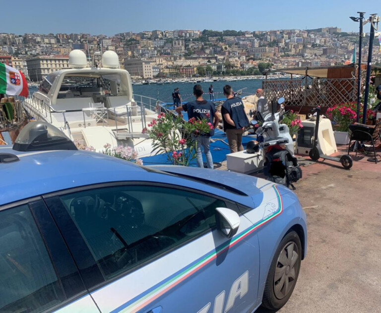 Gli agenti del Commissariato San Ferdinando e il personale della Capitaneria di Porto - Guardia Costiera di #Napoli hanno effettuato