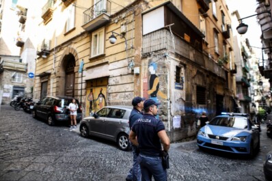 Sabato scorso un negoziante della zona dei Quartieri Spagnoli è stato colpito a un piede da un proiettile all'apertura del suo negozio