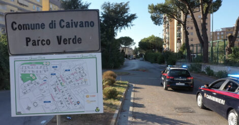 I Carabinieri della compagnia di Caivano hanno eseguito un decreto di sequestro preventivo d'urgenza dell'area in via Circumvallazione Ovest, nei pressi del rione di edilizia popolare Parco Verde: il provvedimento è stato emesso dalla Procura di Napoli Nord e convalidato dal gip del Tribunale aversano. Al momento sono 5 le persone indagate: dovranno rispondere di abuso edilizio