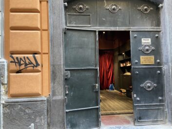 imbrattato l'ingresso del teatro bellini