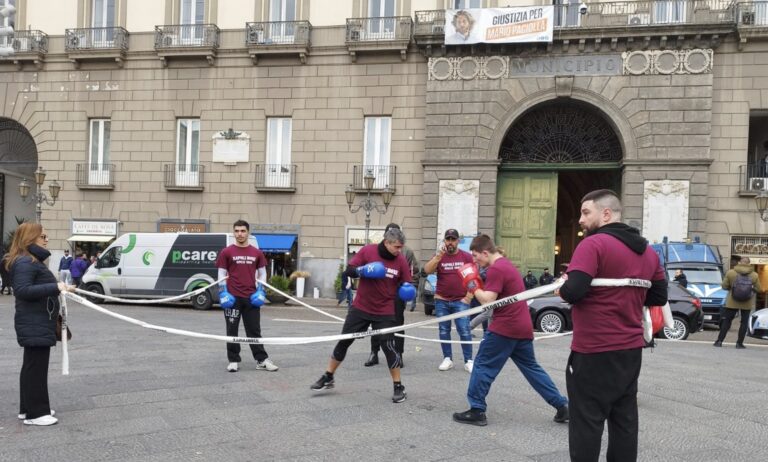 boxe fuori palazzo san giacomo