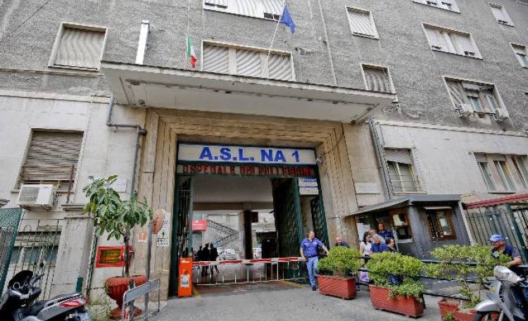 Nuova aggressione in un ospedale di Napoli, l'ennesima: è successo al Vecchio Pellegrini, nel cuore del centro storico, dove è stato necessario l'intervento della polizia. Tre persone sono state denunciate - una coppia e il loro figlio - e dovranno rispondere di minacce, oltraggio e resistenza a pubblico ufficiale. Si tratta di tre napoletani di 51, 53 e 29 anni, di cui uno con precedenti.