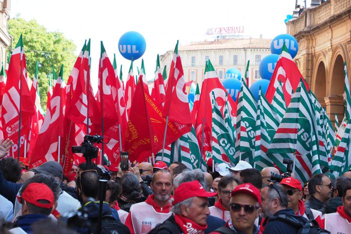 Napoli scende in piazza per l'emergenza lavoro: Fin dalle prime ore del mattino hanno raggiunto il capoluogo partenopeo circa 300 pullman, mezzi privati e treni speciali dalle regioni Lazio, Abruzzo, Molise, Basilicata, Puglia, Calabria, Sicilia. A Napoli è partito da piazza Vittoria il corteo organizzato dalla Cgil all'interno della mobilitazione unitaria che vedrà gli interventi, sul palco alla Rotonda Diaz, dei leader nazionali di Cgil Cisl Uil, Maurizio Landini, Luigi Sbarra e PierPaolo Bombardieri