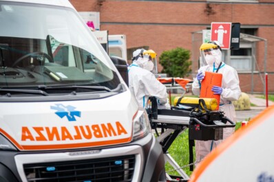 Tragedia sulla strada, un uomo di 65 anni è stato investito e ucciso mentre attraversava la strada. E' successo ieri sera ad Agnano, quartiere Ovest di Napoli