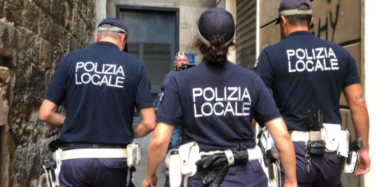 A San Pietro a Patierno, nello specifico in via Comunale Luce, gli agenti dell' Unità operativa tutela ambientale della polizia locale hanno sequestrato un'area di 2mila metri quadrati, completamente recintata, interessata da un rogo di rifiuti. Interessate dalle fiamme pedane in legno, sterpaglie, parti di carrozzeria di auto, lamiere e altri materiali di rifiuti