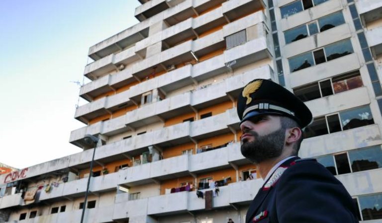 I carabinieri della compagnia Stella hanno effettuato a Scampia una serie di perquisizioni all'interno dei diversi lotti. Nello specifico, nel lotto K i carabinieri della locale stazione hanno rinvenuto e sequestrato 970 grammi di hashish e materiale per il confezionamento e la preparazione dello stupefacente: un coltello, un tagliere e un bilancino di precisione. La droga era stata nascosta all'interno del vano contatori elettrici presente nell'androne del palazzo