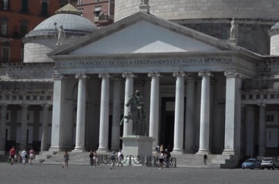 Per la valorizzazione di piazza Plebiscito e dei suoi spazi ipogei è arrivata la firma del Protocollo d'intesa tra le istituzioni coinvolte: dalla Prefettura di Napoli, il Fondo Edifici Culto (FEC), il Comune di Napoli, l'Agenzia del Demanio e il MiC-Soprintendenza Archeologia. "Pensiamo che questo accordo di valorizzazione di piazza Plebiscito sia per Napoli un passaggio importante. E' un progetto partito da lontano e riteniamo che il tema della riqualificazione urbana sia strettamente connesso alla sicurezza". Queste le parole del prefetto di Napoli, Claudio Palomba, durante l'incontro con la stampa, alla presenza del ministro dell'Interno, Matteo Piantedosi, per siglare l'accordo istituzionale per il recupero della piazza, e in particolare del colonnato