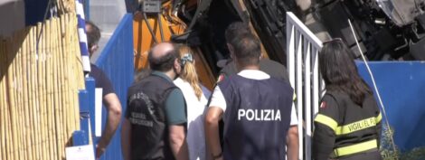 bus precipitato a capri, tre rinvii a giudizio per l'incidente mortale