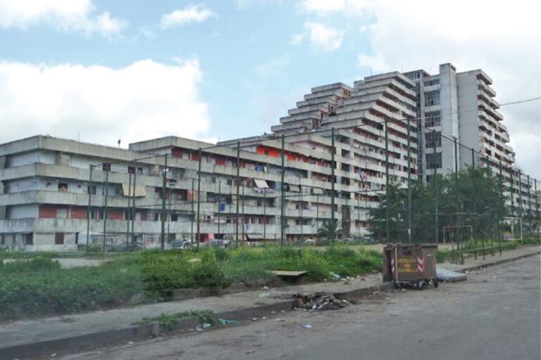 blitz dei carabinieri nella vela rossa di scampia