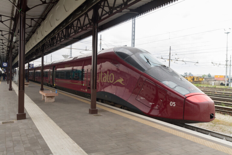 treno italo fermo in stazione