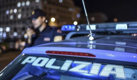 agguato nella notte a napoli: ferito un attore, grave una 21enne