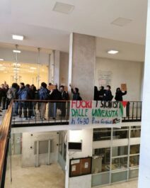 Al convegno, organizzato alla Federico II, il direttore del quotidiano la Repubblica: gli studenti contestano, ma vengono bloccati