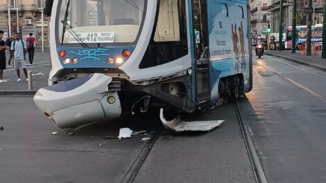 Si è verificato questa mattina presto, in piazza Garibaldi, un incidente stradale che ha coinvolto un tram dell'ANM e un'automobile