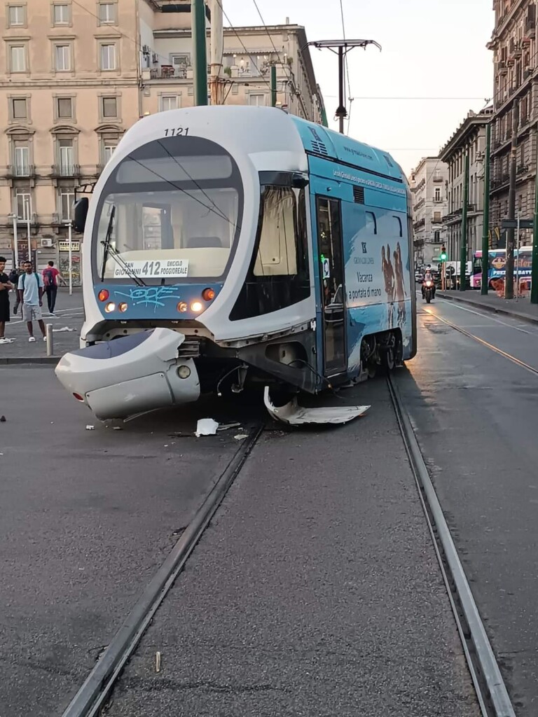 Si è verificato questa mattina presto, in piazza Garibaldi, un incidente stradale che ha coinvolto un tram dell'ANM e un'automobile