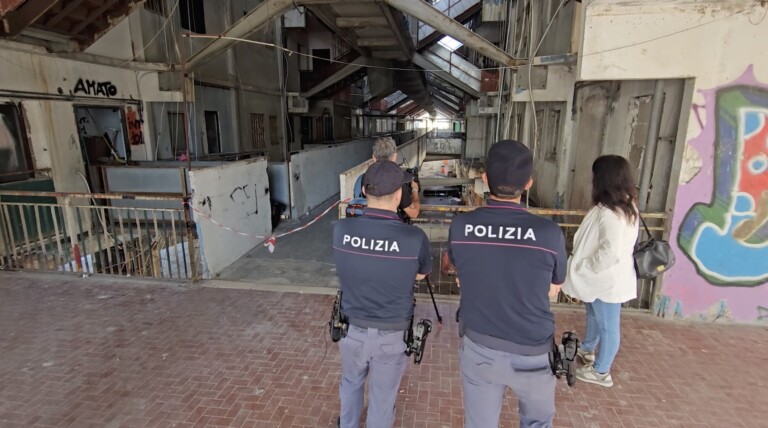 Proclamato il lutto cittadino per la giornata dei funerali delle due vittime del crollo alla Vela Celeste di Scampia