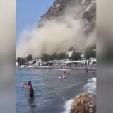 Un attimo dopo la forte scossa di terremoto registrata a Napoli, una frana si sarebbe verificata sul monte di Procida