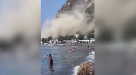 Un attimo dopo la forte scossa di terremoto registrata a Napoli, una frana si sarebbe verificata sul monte di Procida