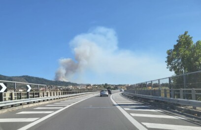 Le fiamme, domate ieri, sono tornate a bruciare al Parco Nazionale del Vesuvio: l'incendio, a Torre del Greco, in località Fosso Bianco