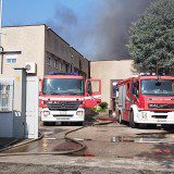 Le fiamme sono scoppiate questa mattina all'interno dei capannoni di un'azienda alimentare di Pozzuoli: danni ingenti per l'attività