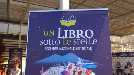 Taglia il traguardo della ventesima edizione la rassegna "Un libro sotto le stelle" e lo fa con uno speciale in memoria di Franco Di Mare.