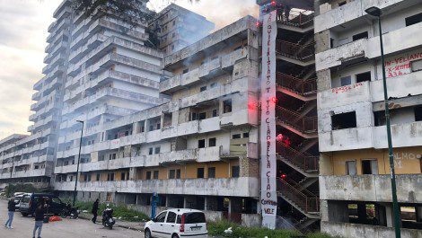 comitato vele scampia striscione vela gialla occupata università