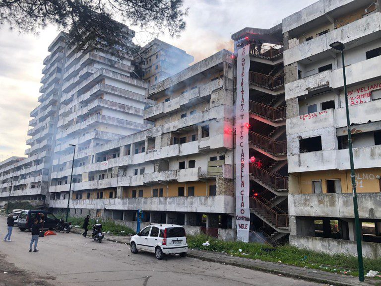 comitato vele scampia striscione vela gialla occupata università